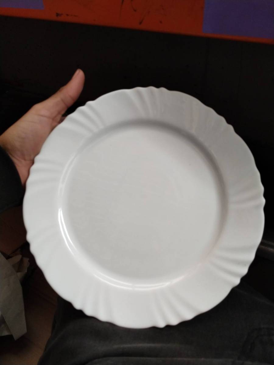 Prato de porcelana branco com borda ondulada