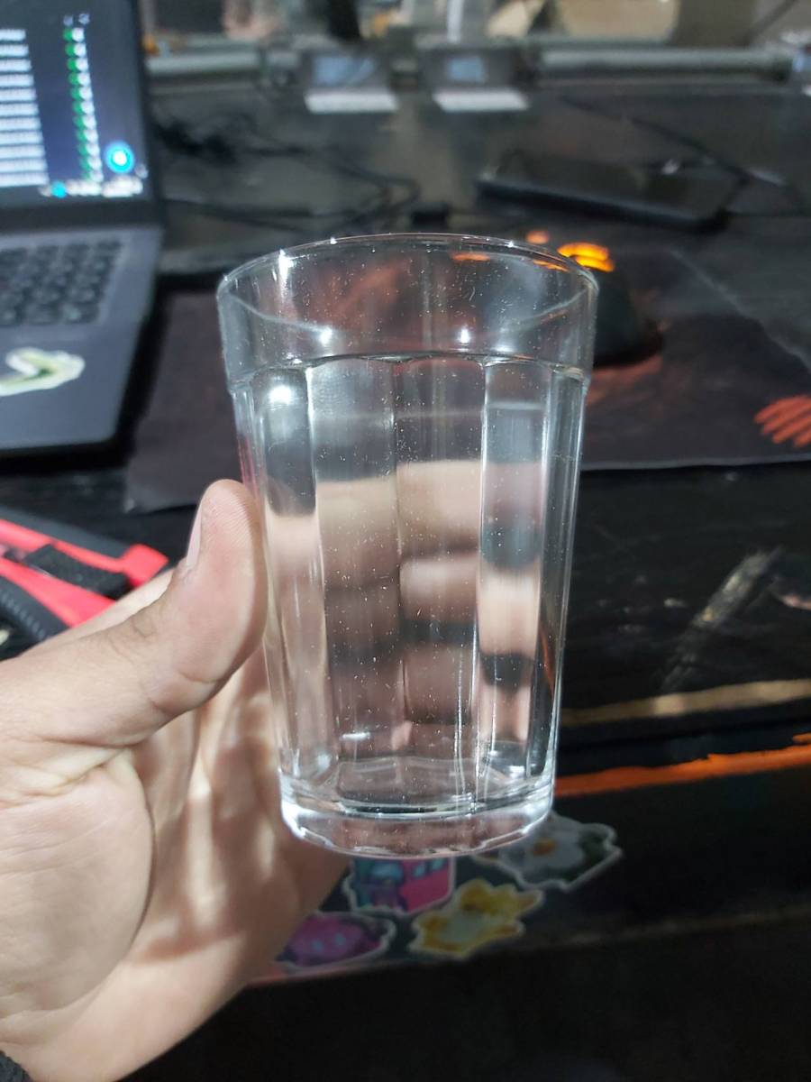 Copo de vidro transparente