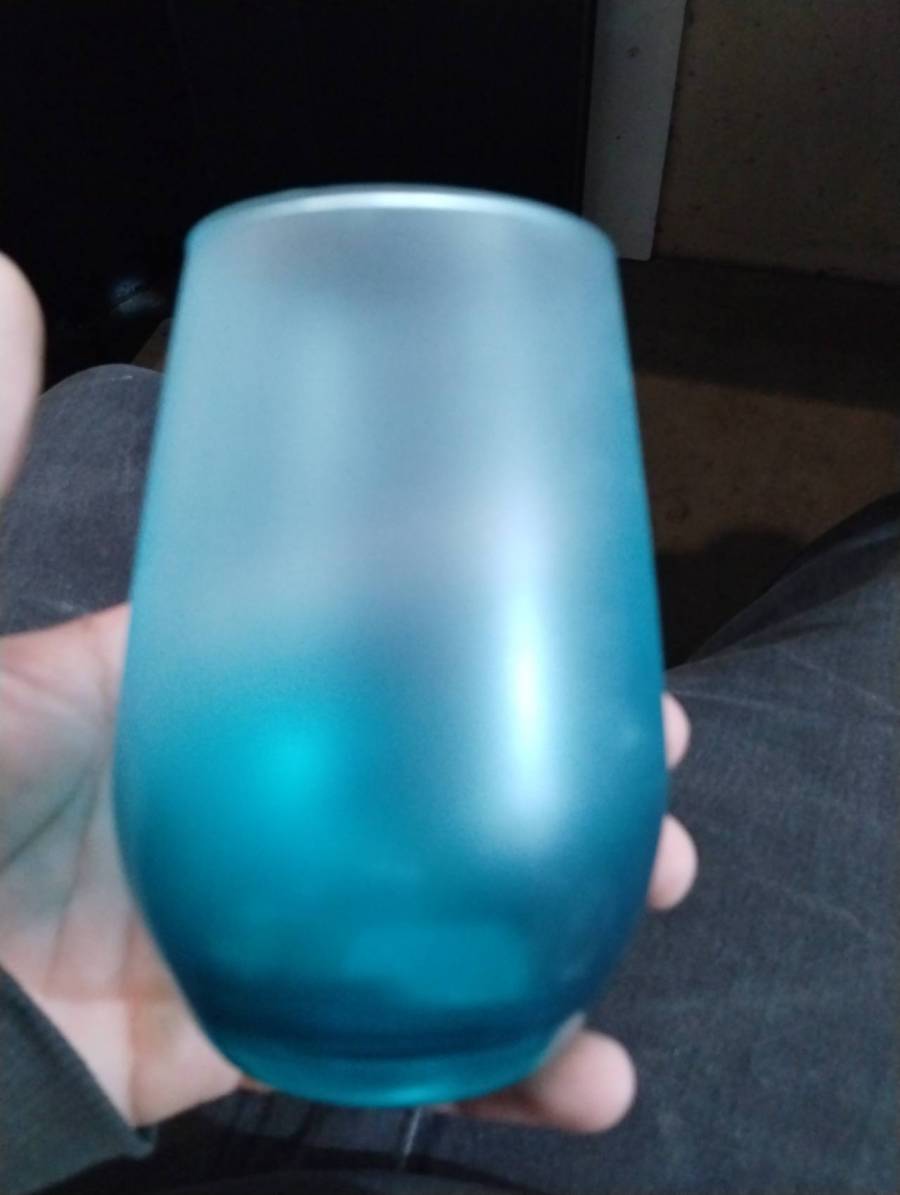 Copo de vidro azul turquesa