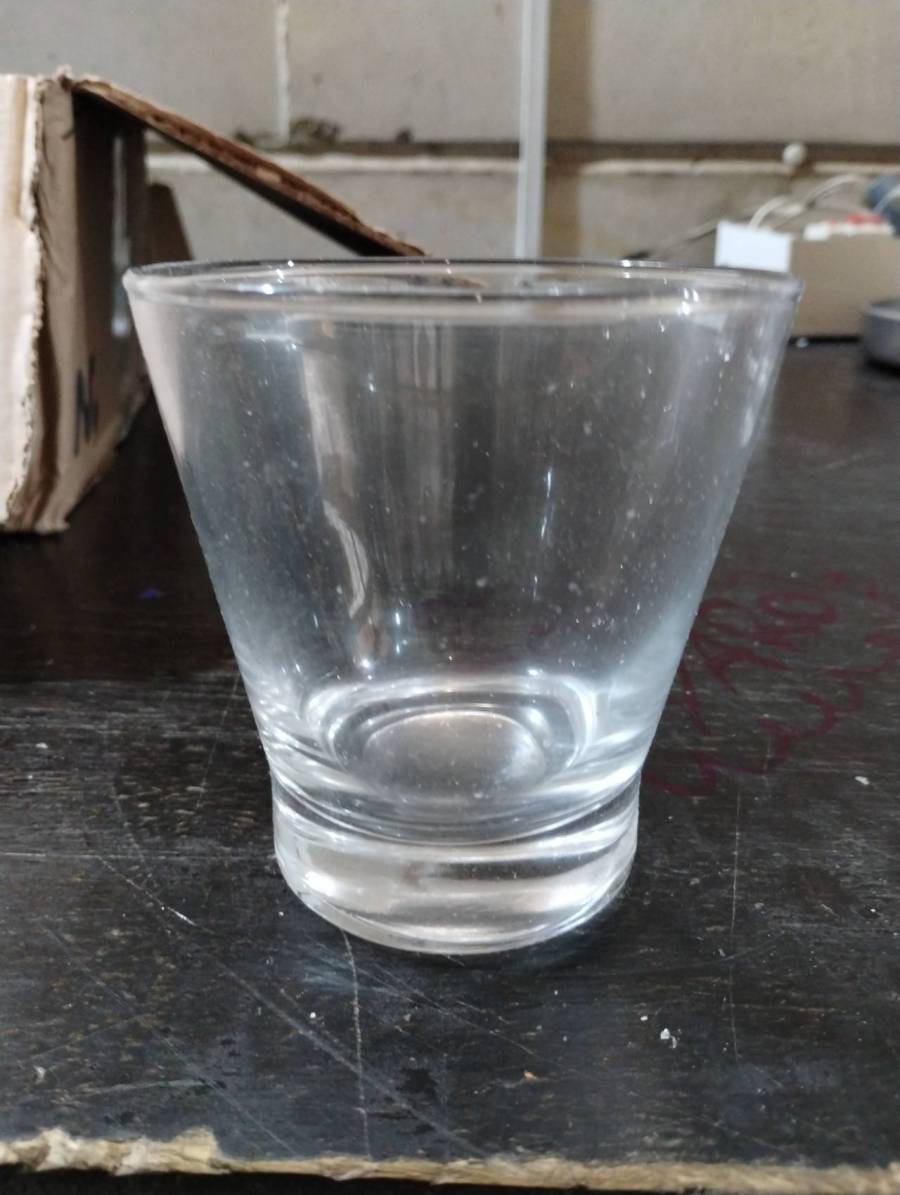 Copo de vidro transparente