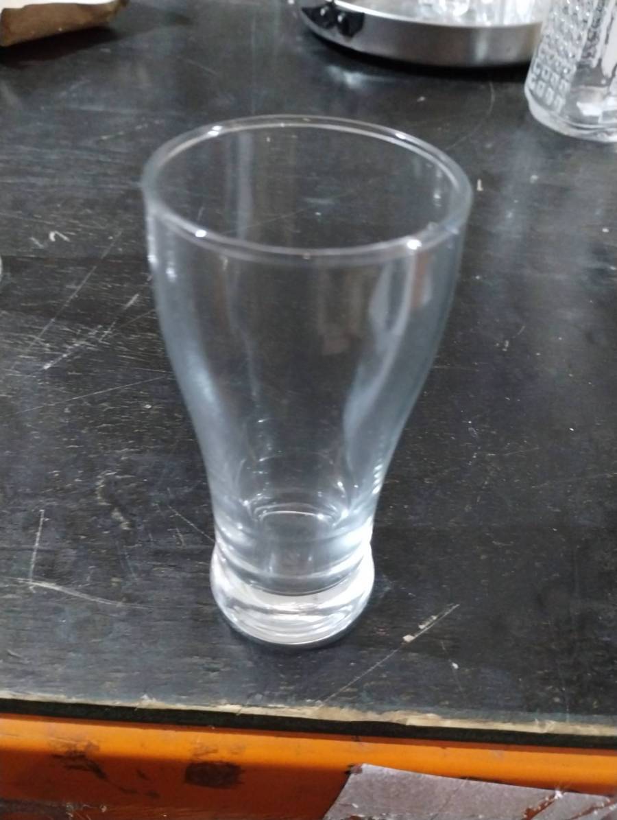 Copo de vidro transparente