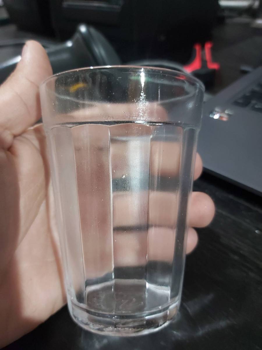 Copo de vidro transparente