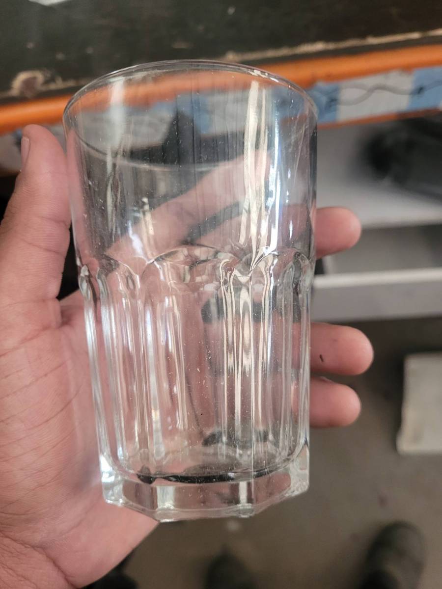 Copo de vidro transparente