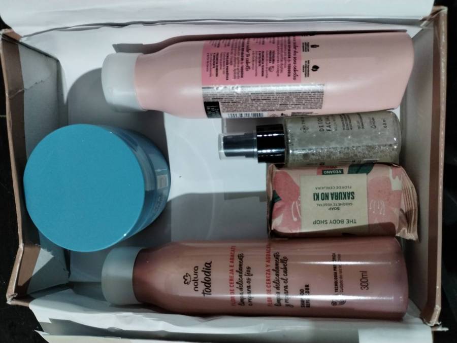 Kit de cuidados pessoais Natura Tododia com sabonete, creme e spray facial