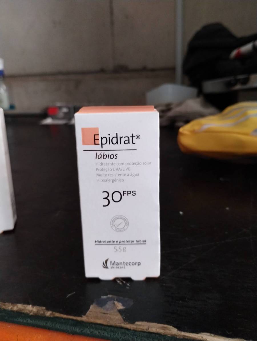 Hidratante e protetor labial com proteção solar FPS 30