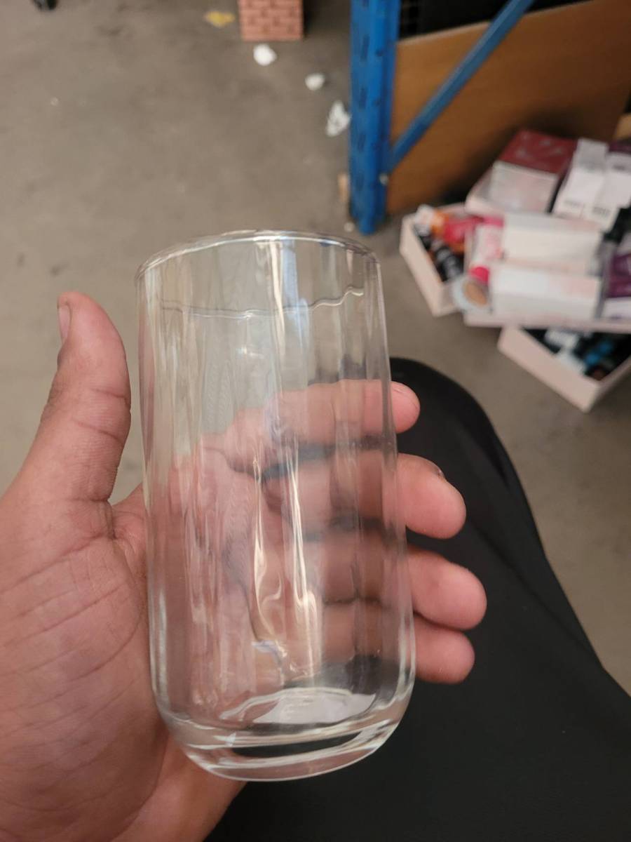 Copo de vidro transparente