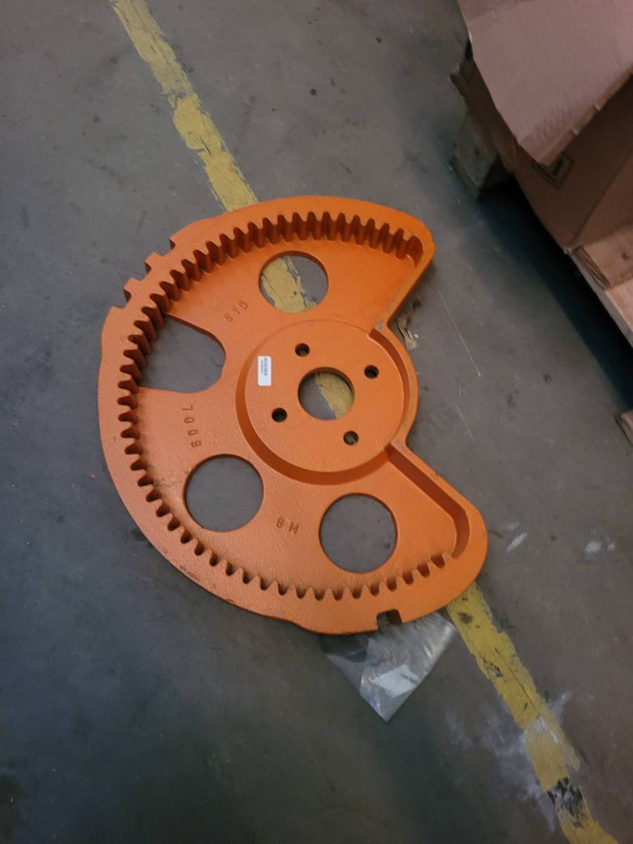 Engrenagem ou roda dentada metálica laranja