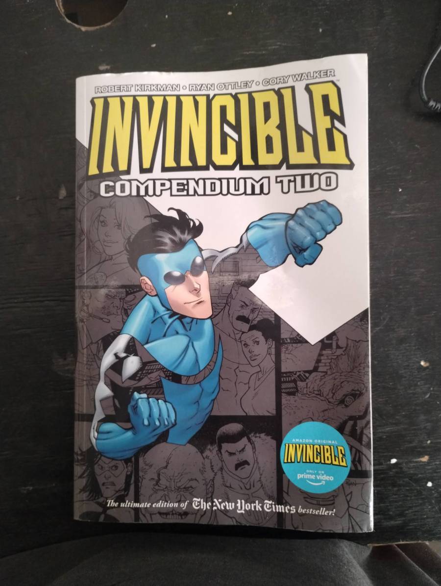 Livro em quadrinhos Invincible Compendium Two