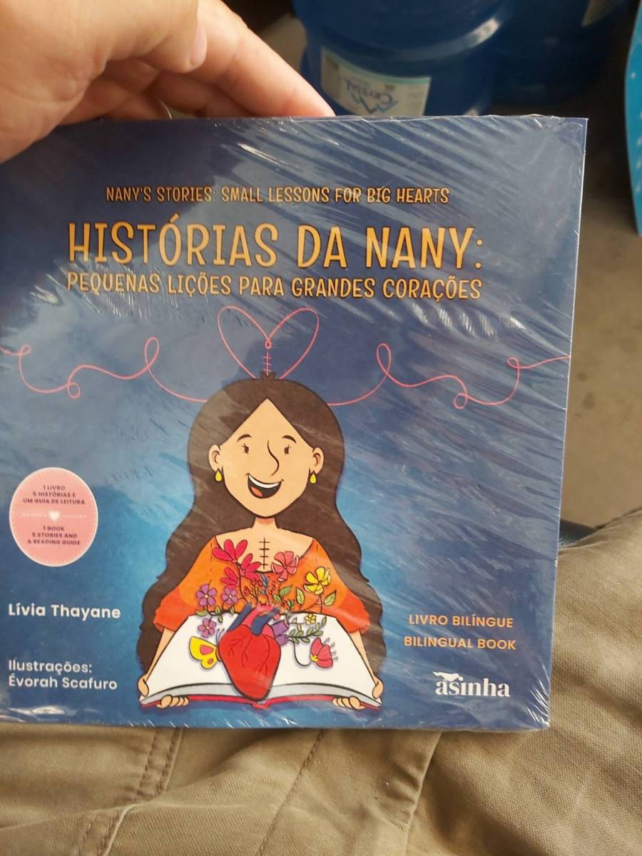 Livro bilíngue 'Histórias da Nany: Pequenas Lições para Grandes Corações'