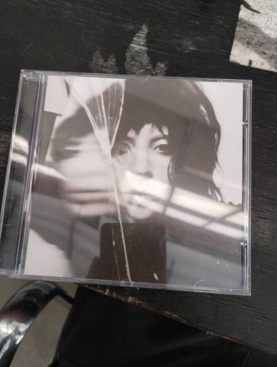 CD musical com capa em preto e branco