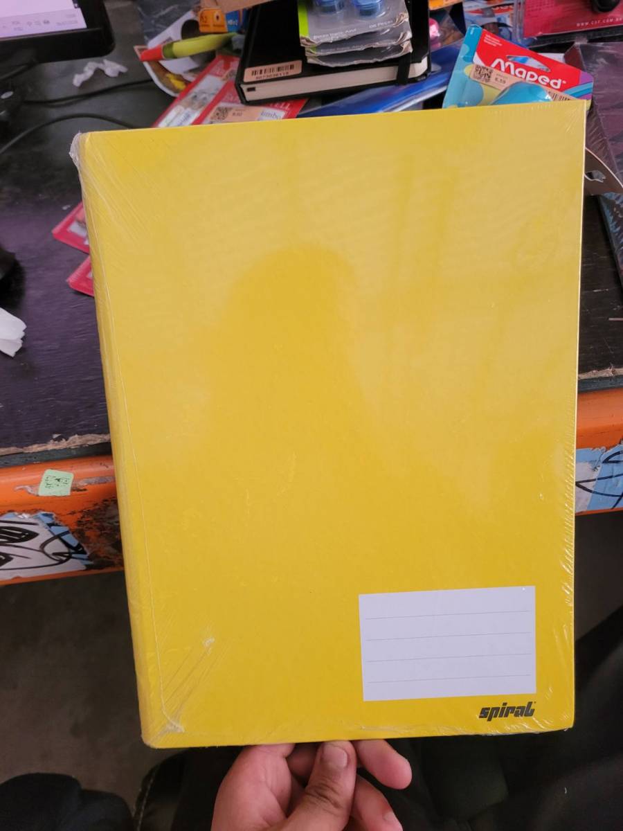 Caderno universitário capa dura amarelo