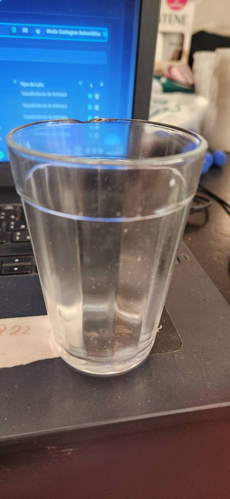Copo de vidro transparente
