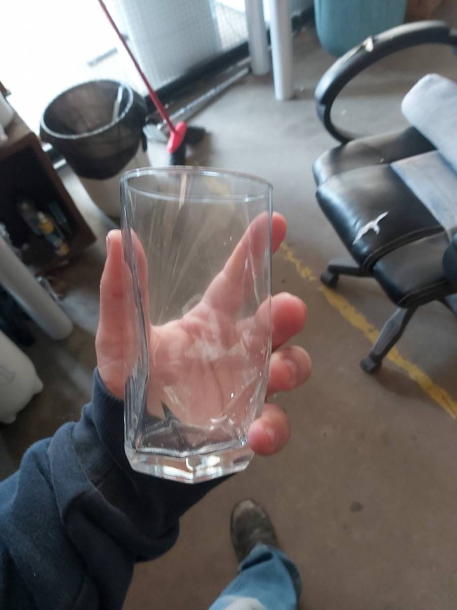 Copo de vidro transparente