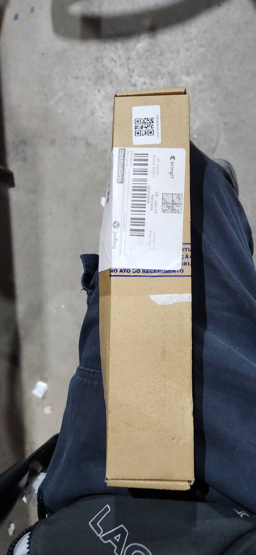 Pacote genérico em caixa de papelão