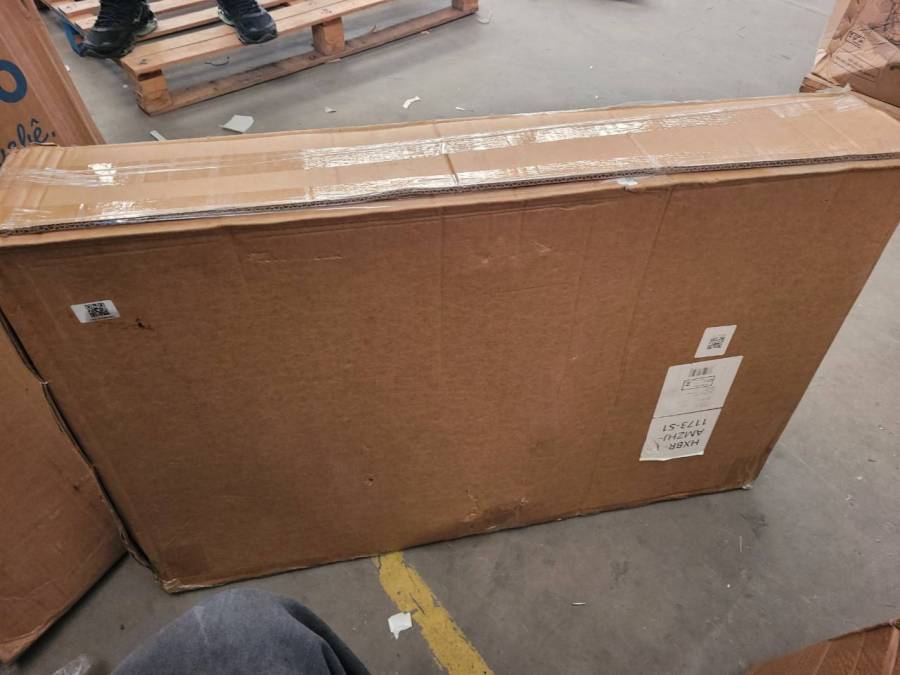 Produto embalado em caixa de papelão grande, conteúdo não identificado