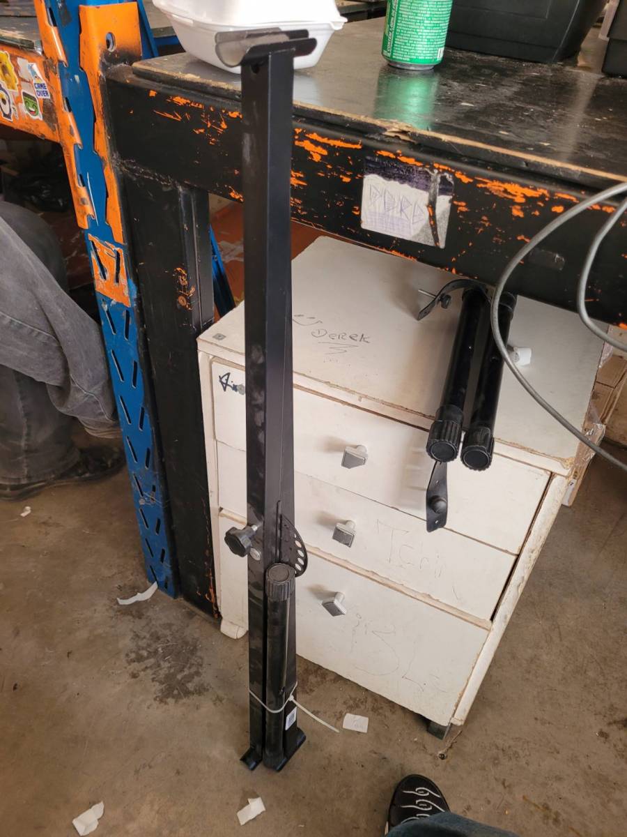 Suporte metálico ajustável para equipamentos