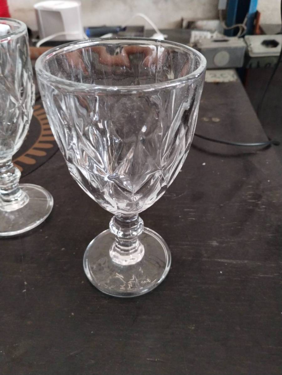 Taça de vidro com design facetado
