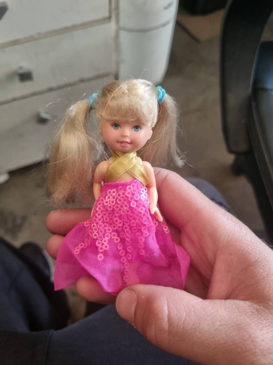 Boneca pequena com vestido rosa e dourado