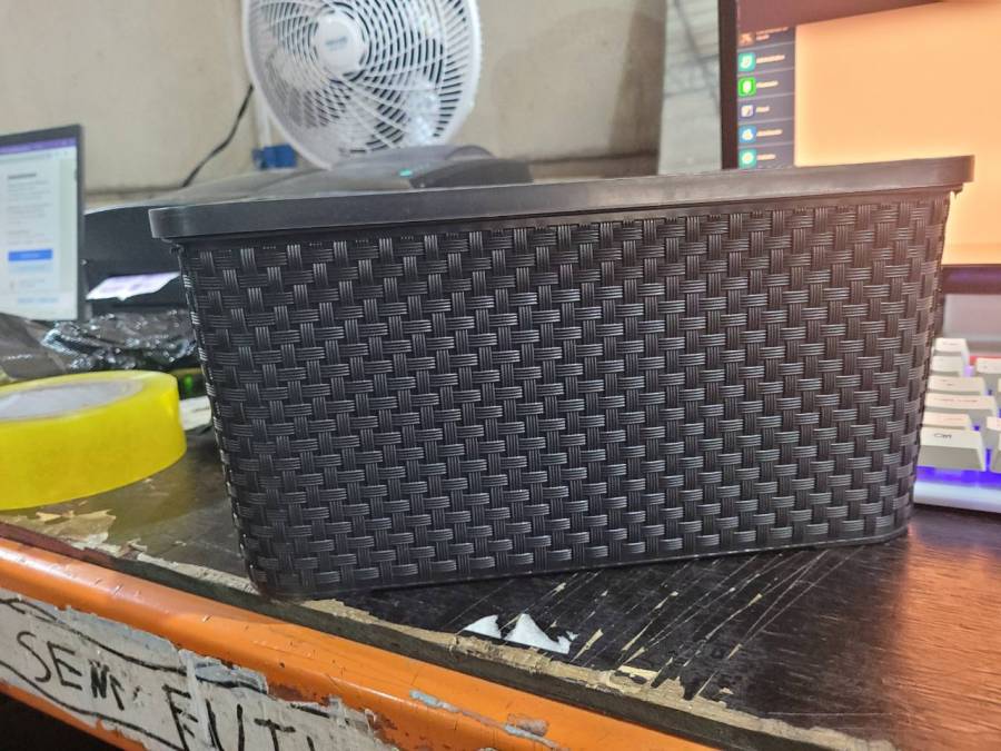 Cesto organizador plástico com textura de vime