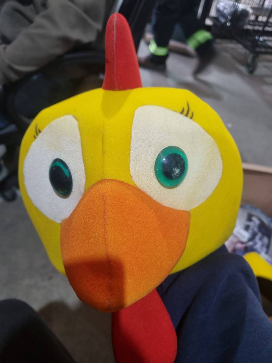 Pelúcia de personagem de galinha amarela