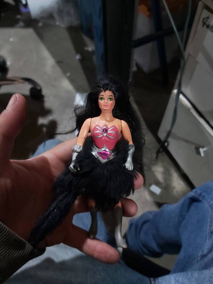 Boneca de brinquedo feminina com vestido preto e rosa