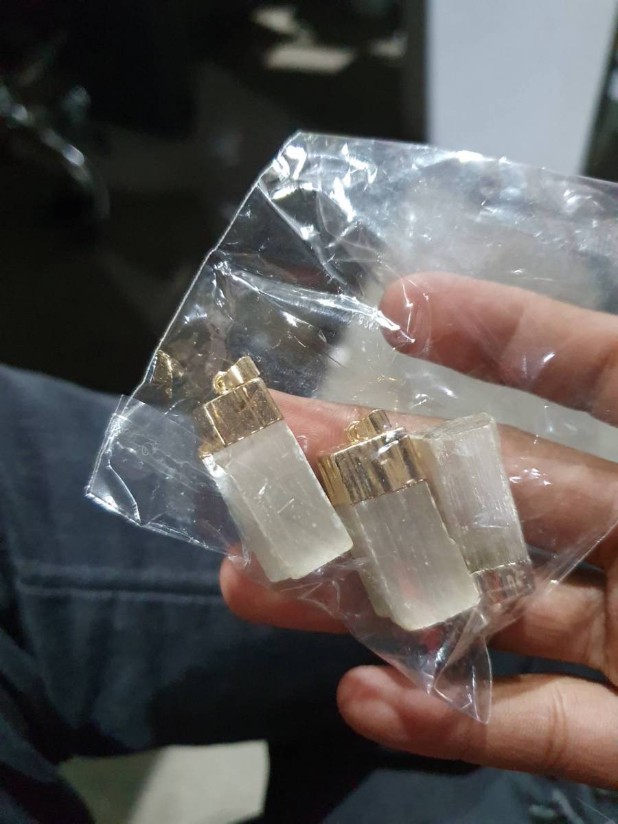 Pingentes de cristal com acabamento dourado