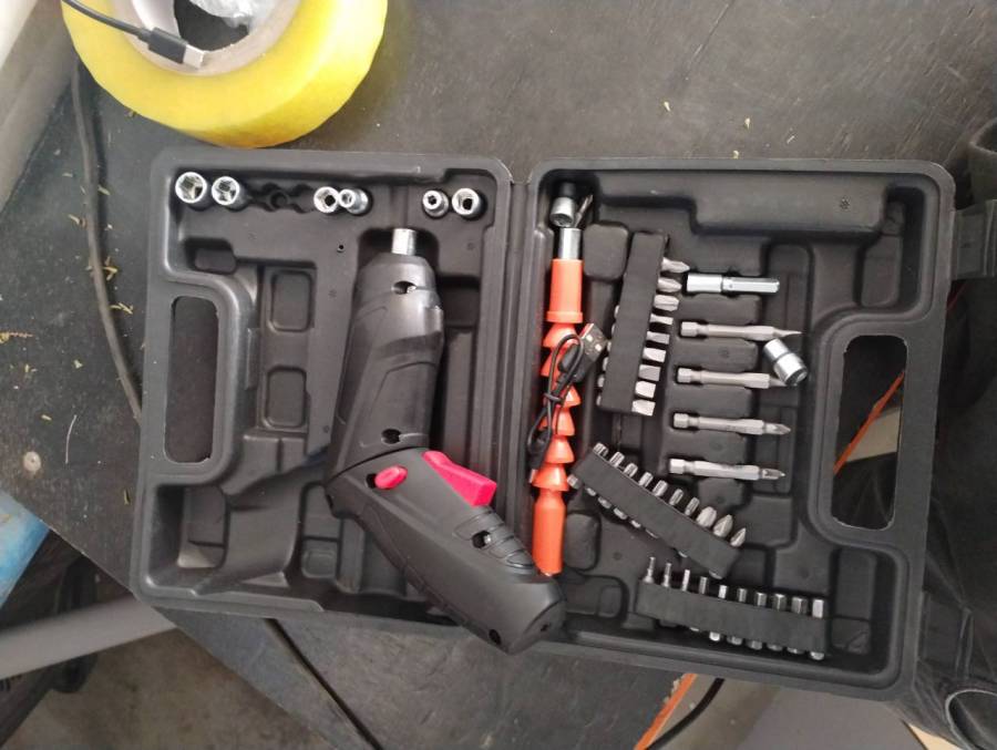 Kit de ferramenta com chave elétrica e bits