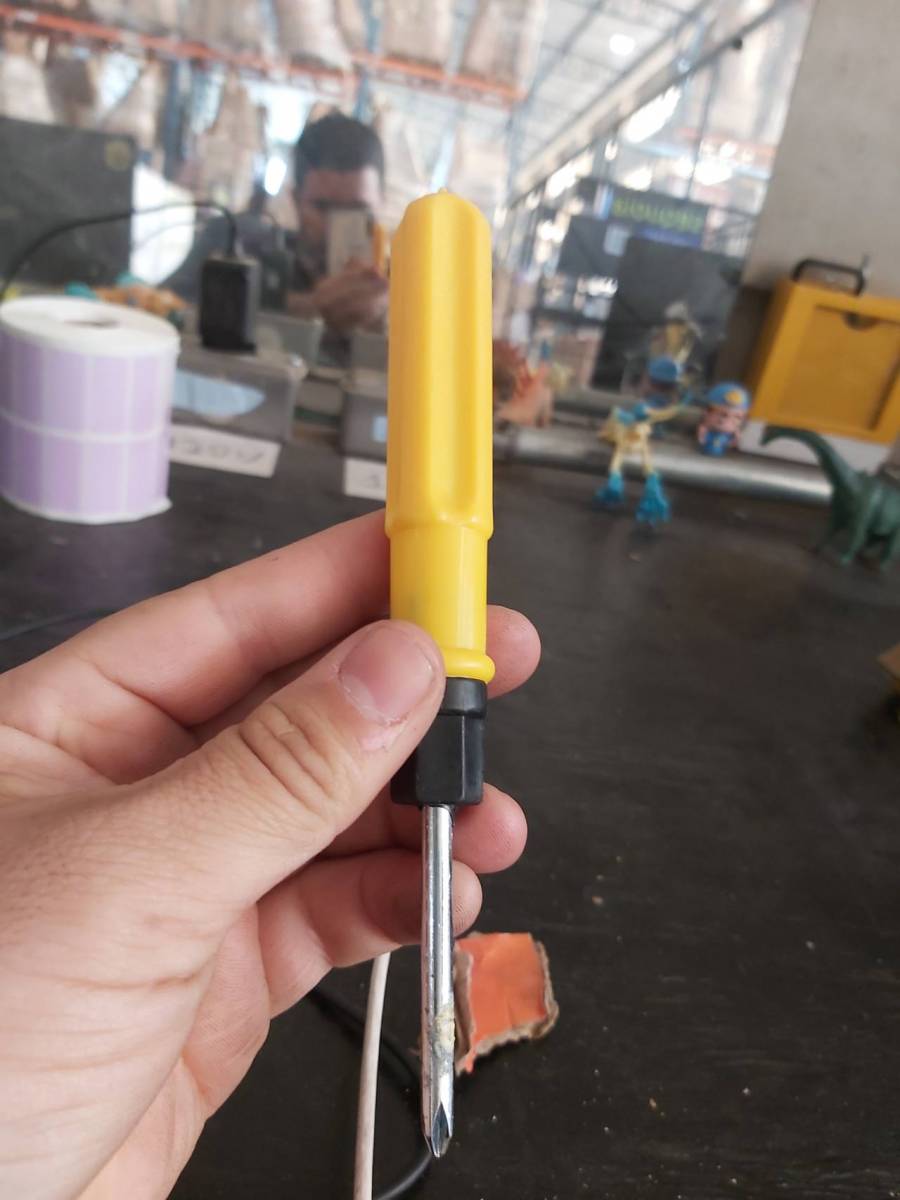 Chave de fenda com cabo amarelo