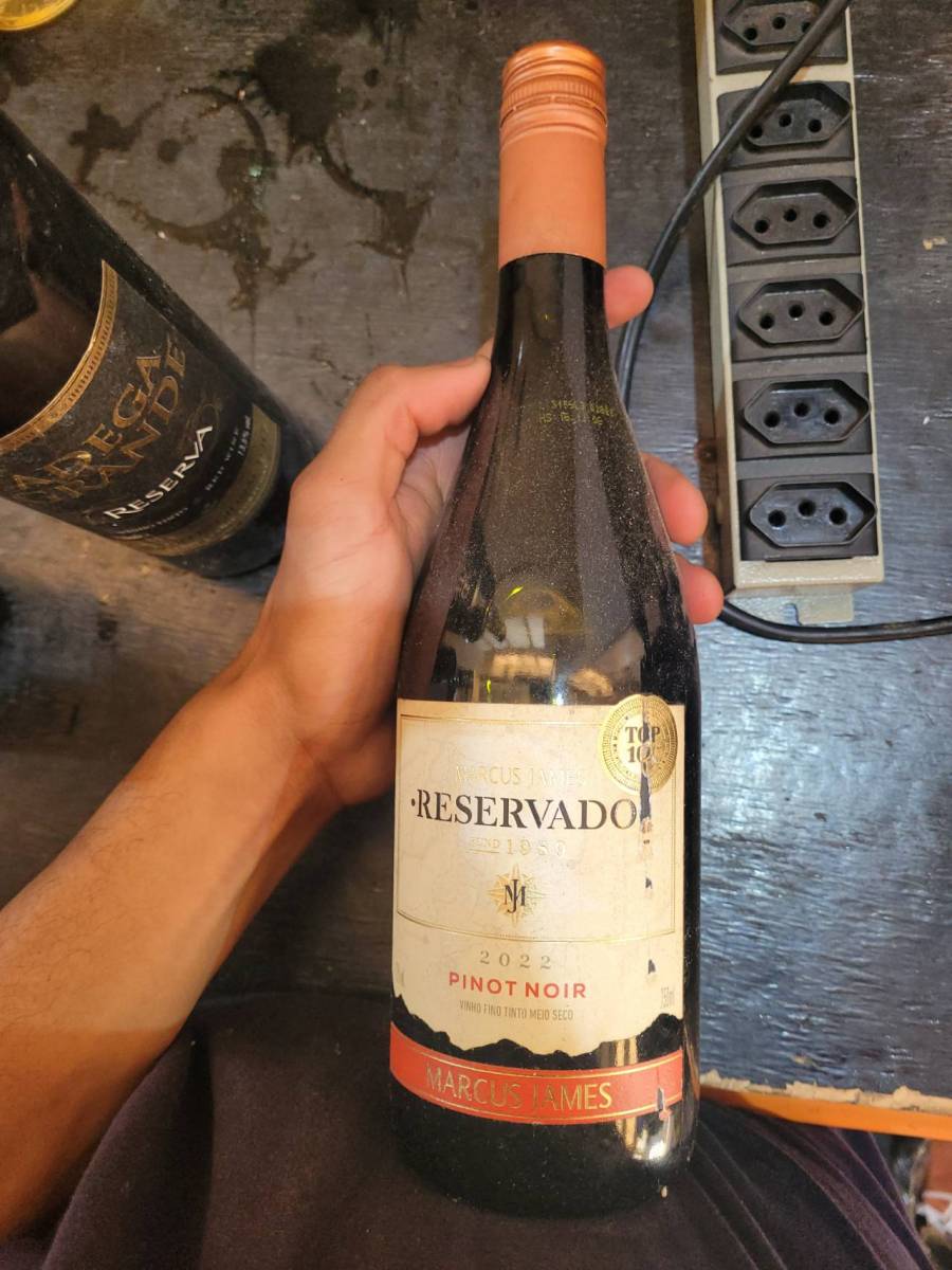 Vinho tinto meio seco Pinot Noir