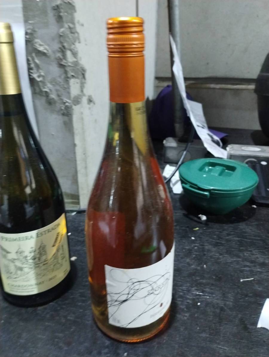 Vinho rosé em garrafa de vidro