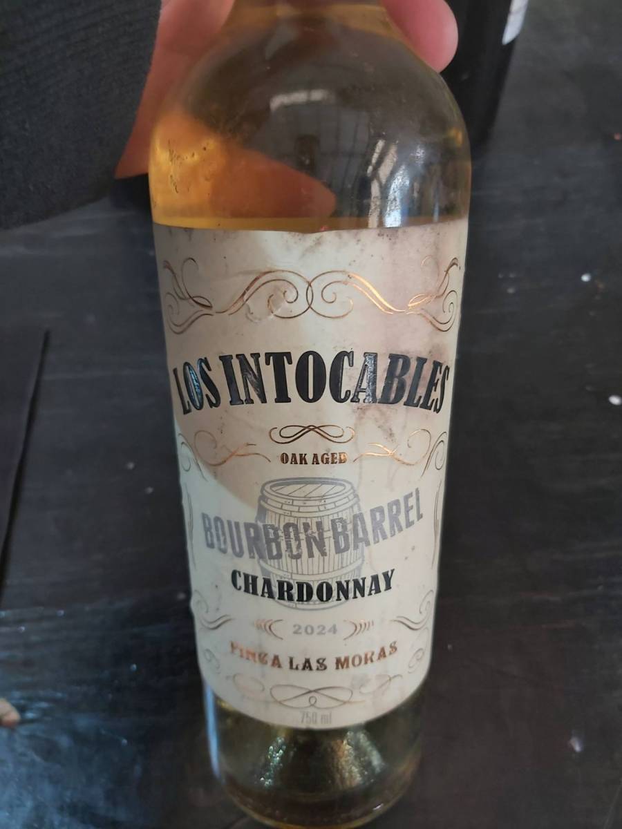 Vinho branco Chardonnay envelhecido em barril de bourbon