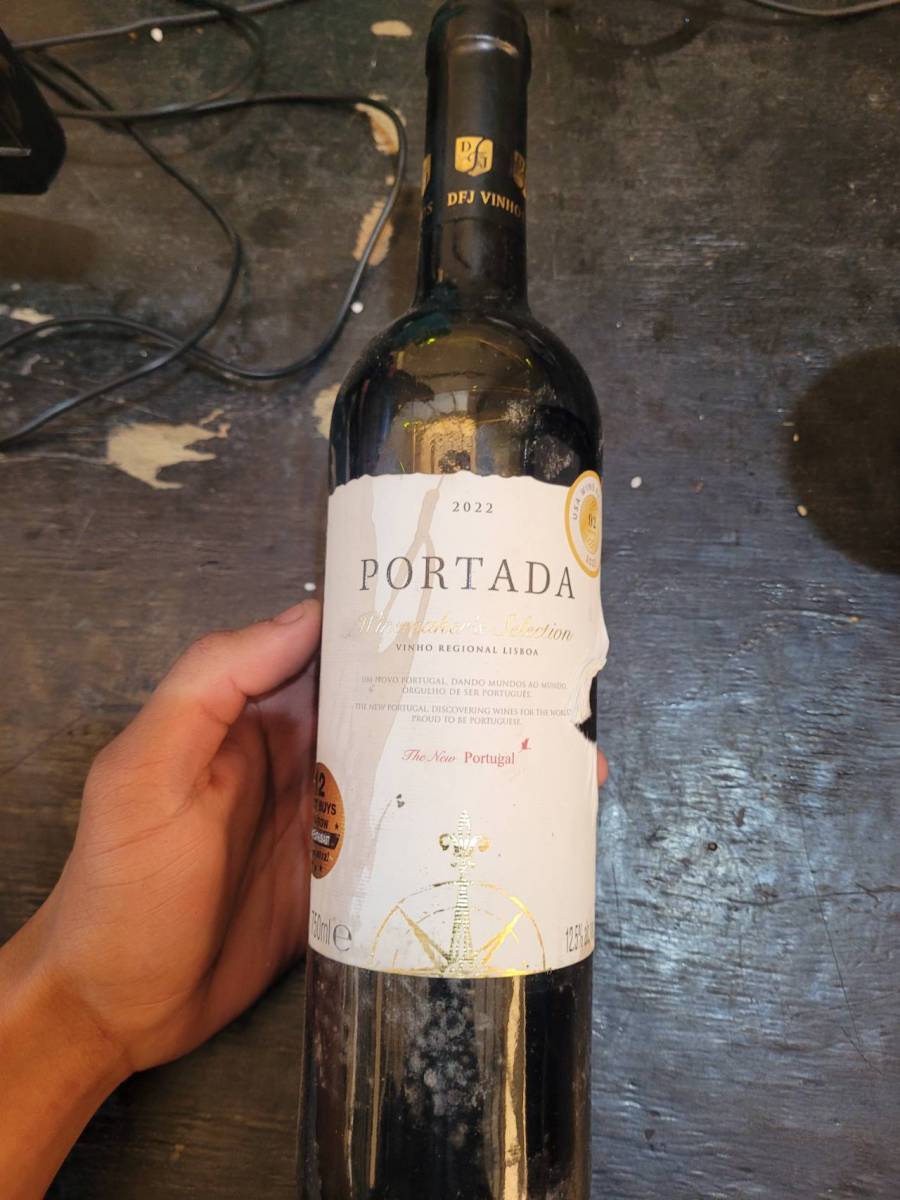 Vinho tinto meio seco Portada 2022