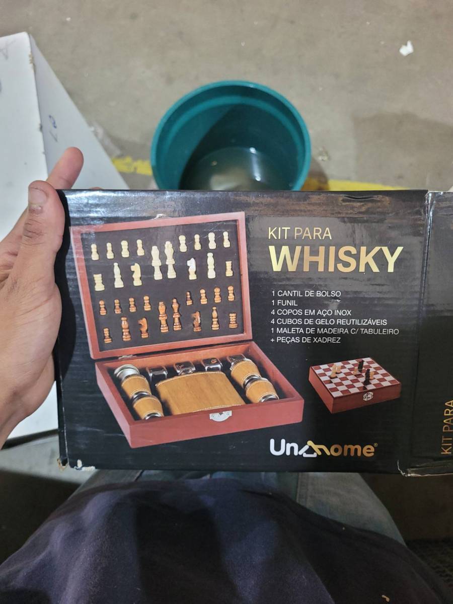 Kit para Whisky com maleta de madeira, copos em aço inox, cubos de gelo reutilizáveis e peças de xadrez