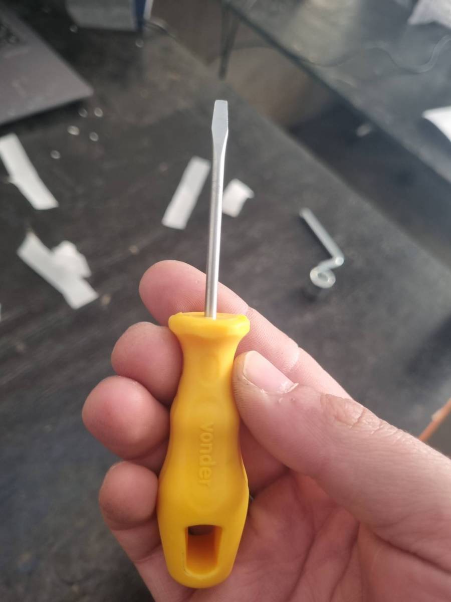 Chave de fenda pequena com cabo amarelo
