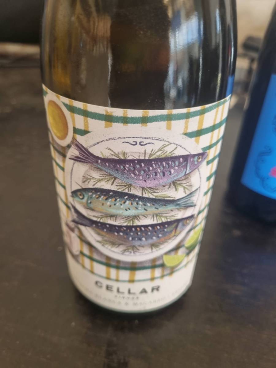Vinho tinto Cellar com rótulo ilustrado com peixes