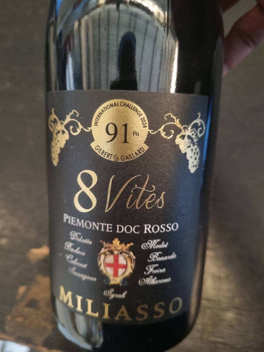 Vinho tinto 8 Vites Piemonte DOC Rosso