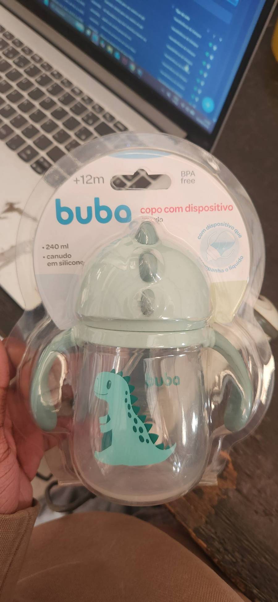 Copo com dispositivo e canudo de silicone para crianças