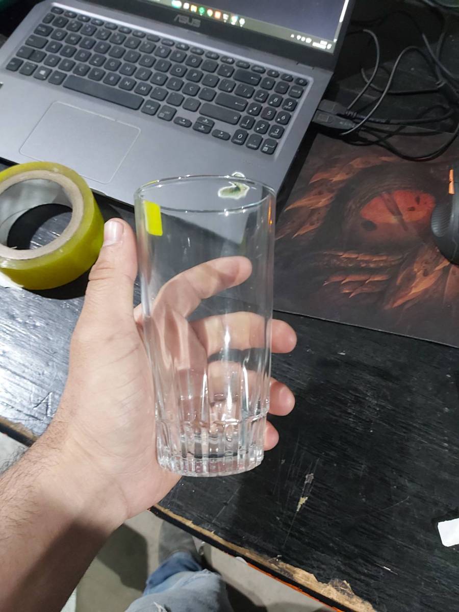Copo de vidro transparente