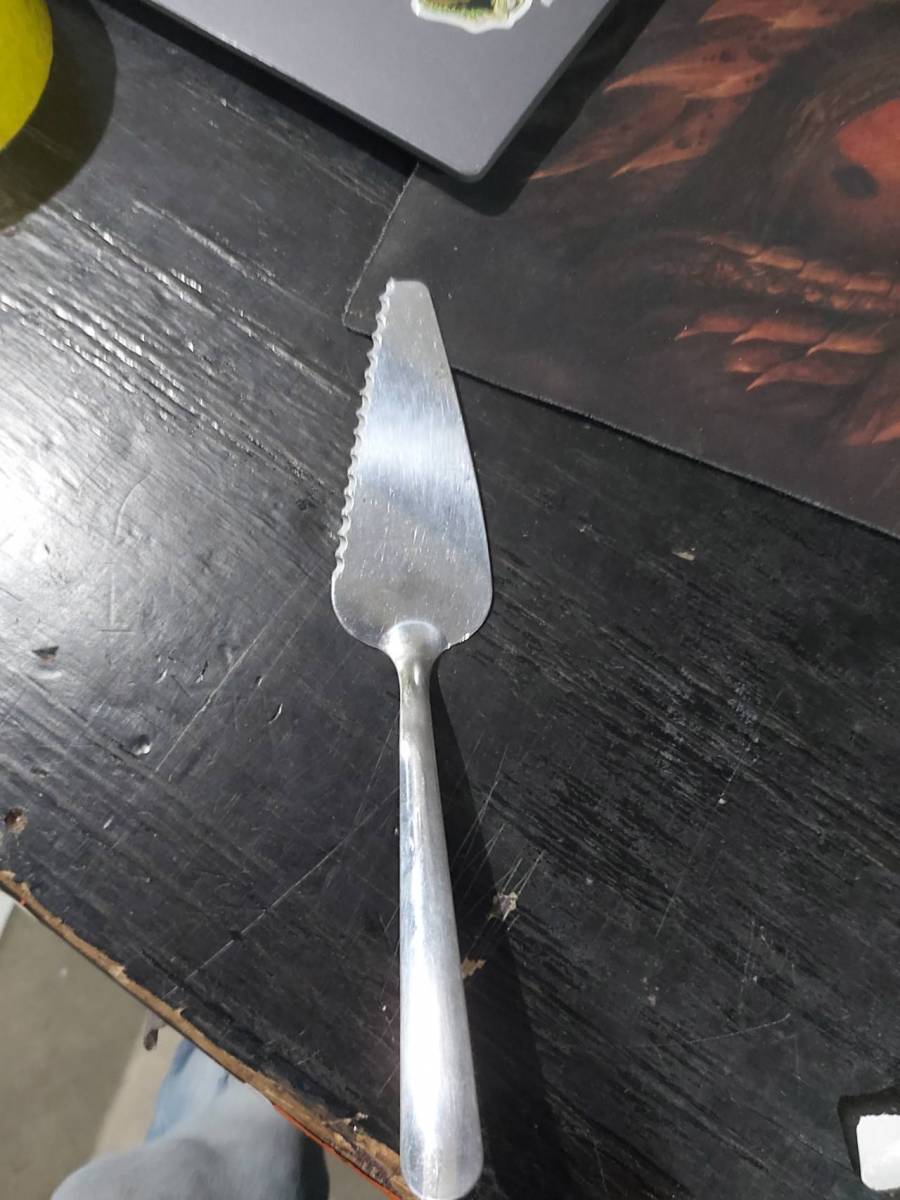 Espátula para bolo com lâmina serrilhada