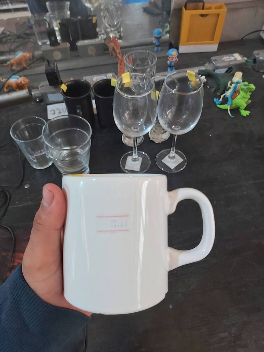 Caneca branca de cerâmica