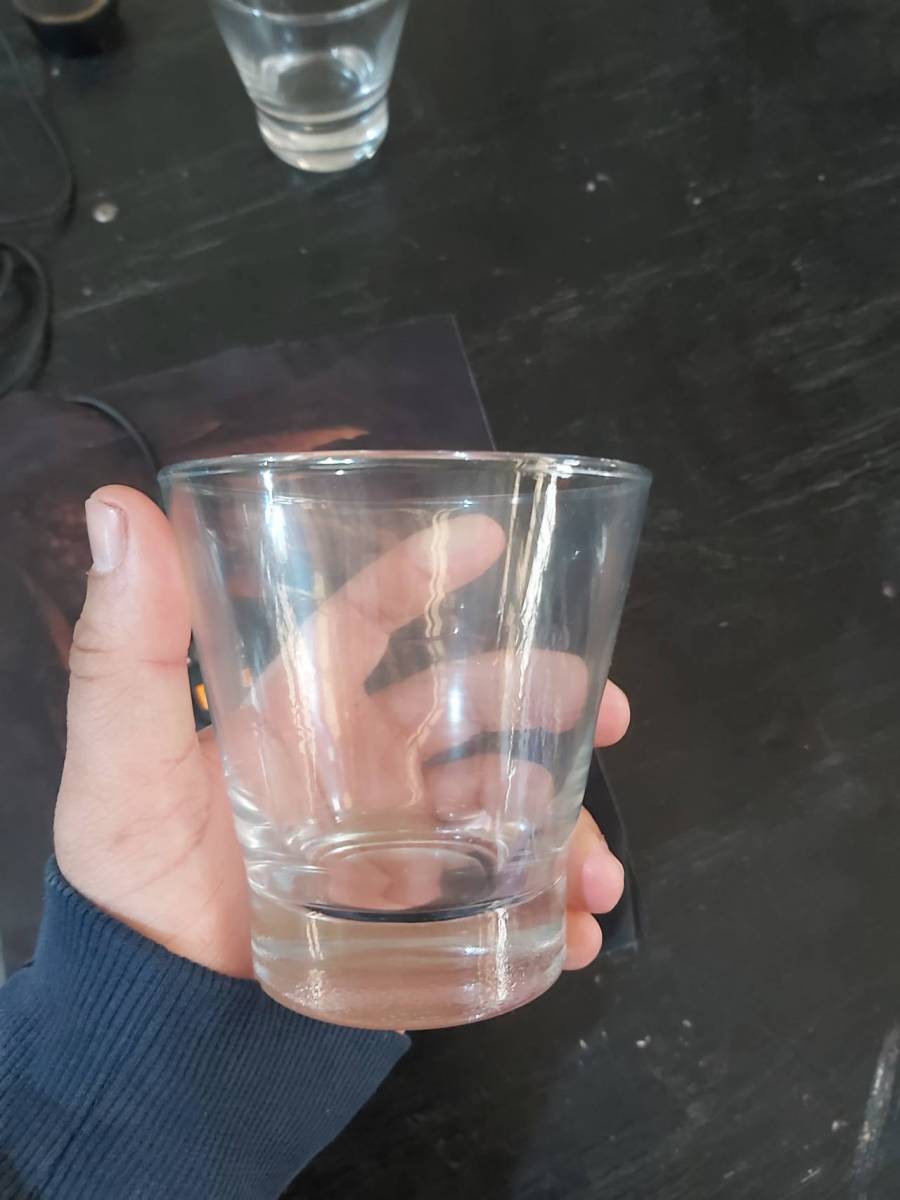 Copo de vidro transparente