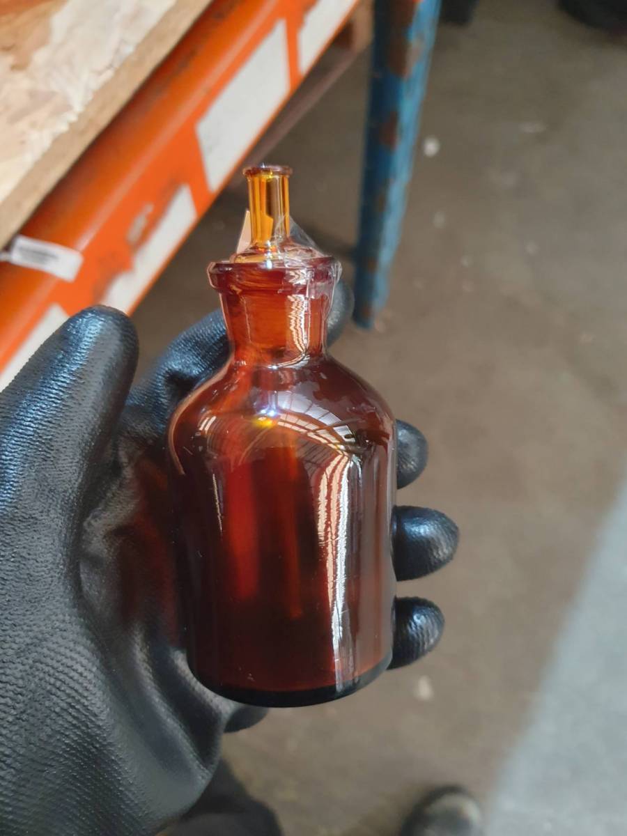 Frasco de vidro âmbar com tampa tipo conta-gotas