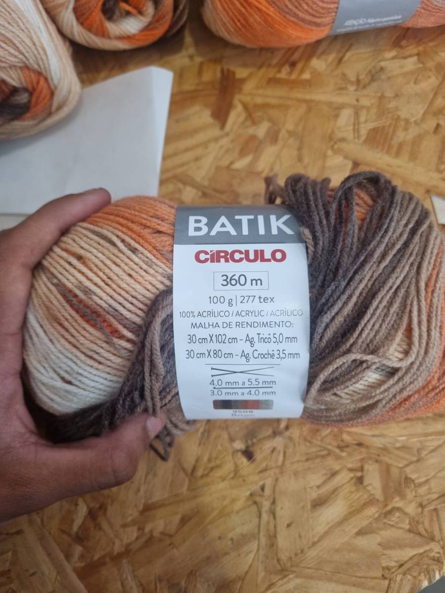Fio de lã acrílico colorido para tricô e crochê