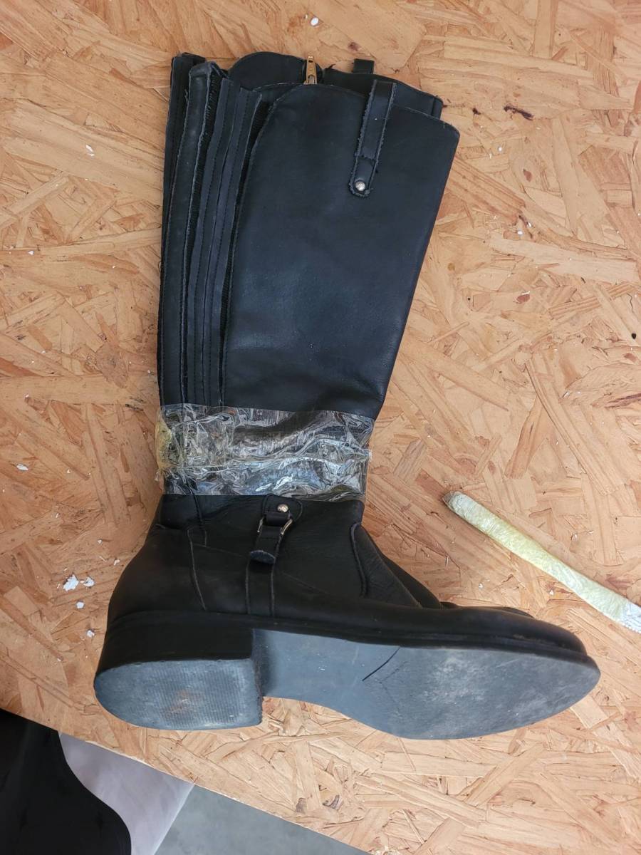 Bota feminina preta de couro cano alto