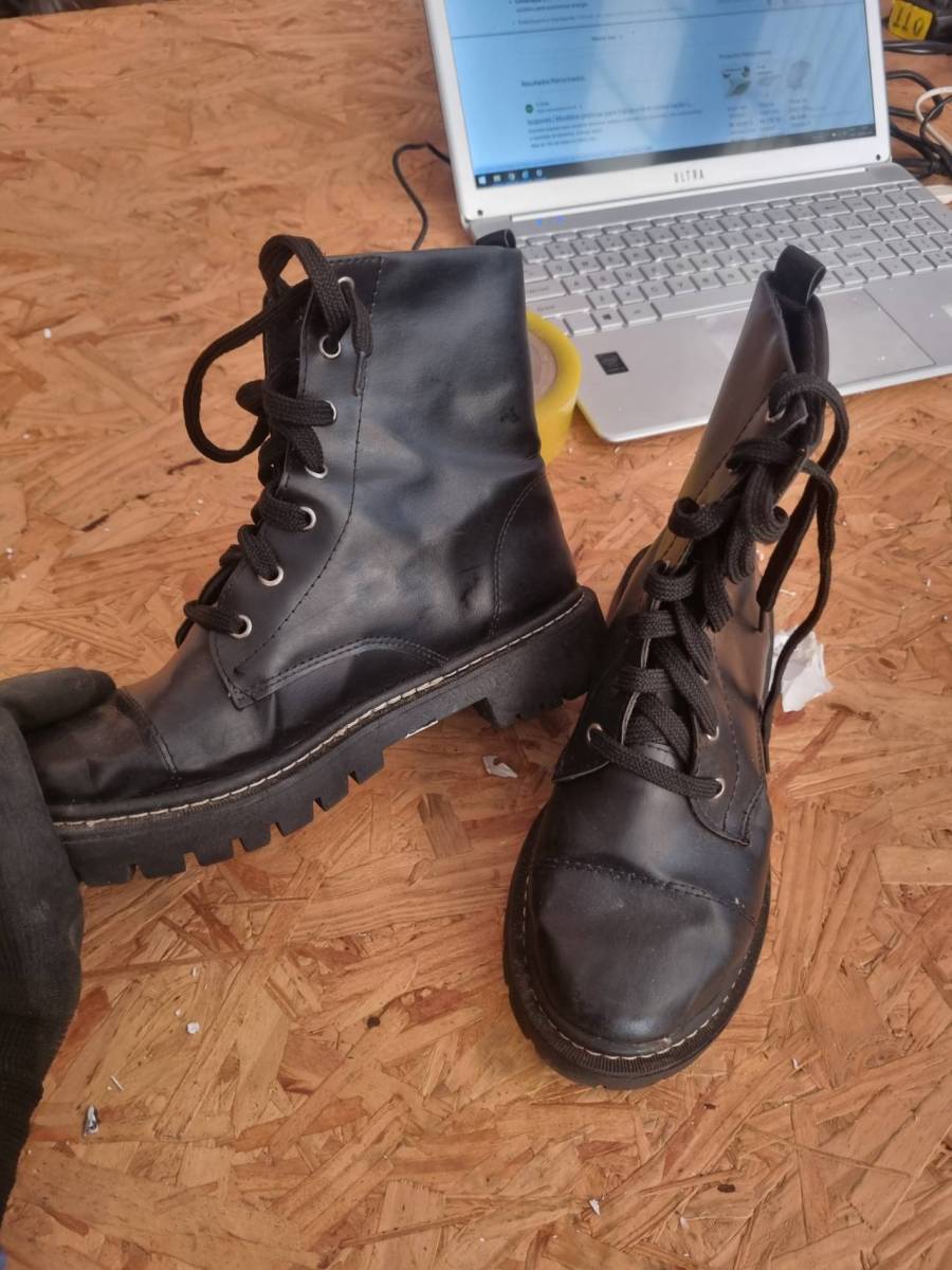 Bota preta de couro sintético com cadarço