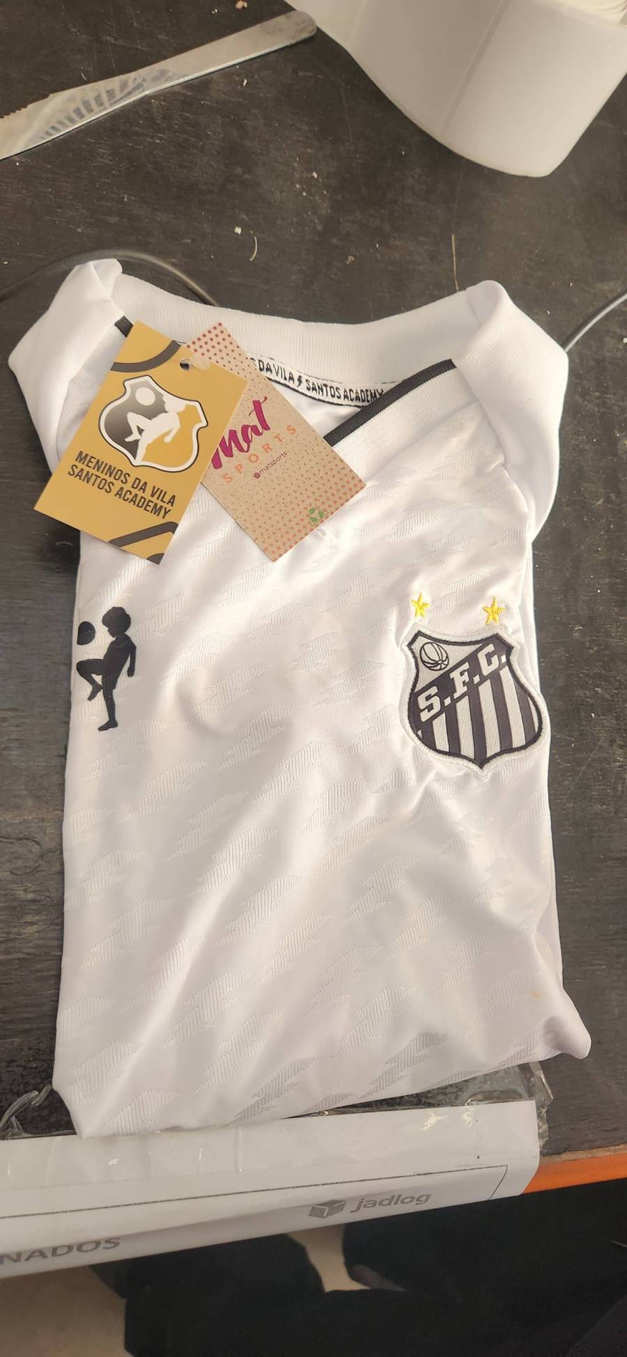 Camiseta esportiva branca do Santos Futebol Clube
