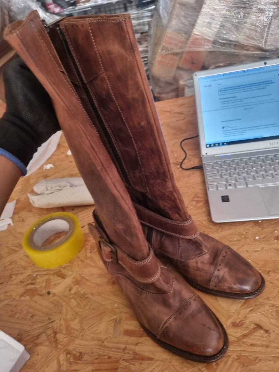 Bota feminina de couro marrom