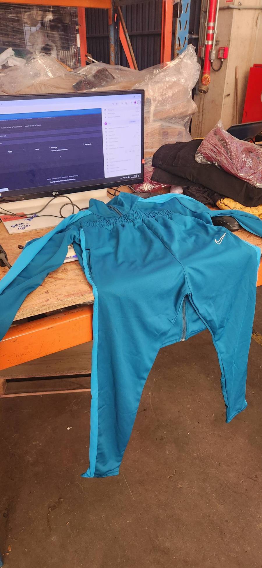Conjunto de moletom feminino azul turquesa com zíper