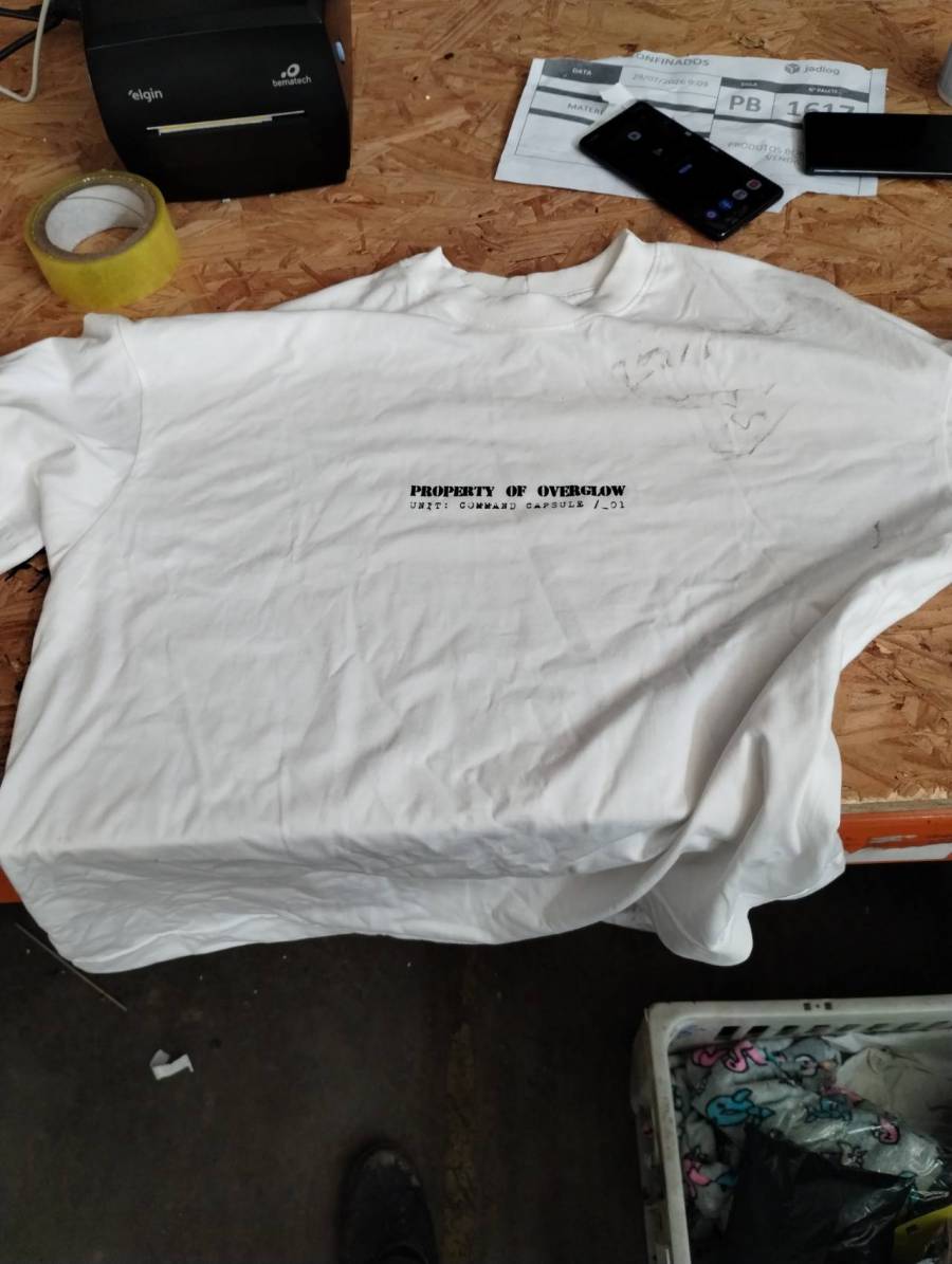 Camiseta branca com estampa preta