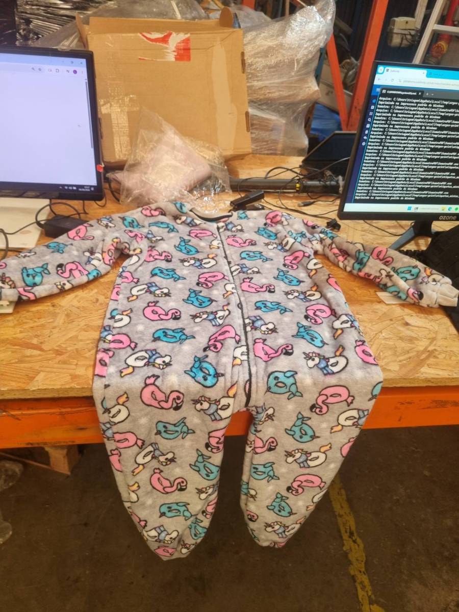 Macacão infantil de tecido felpudo com estampa de flamingos, baleias e unicórnios